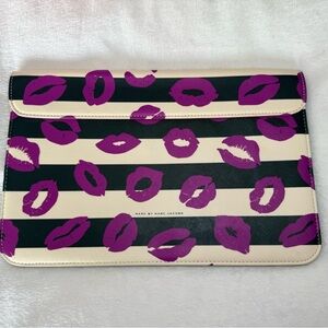 Marc by Marc Jacobs InCase EAZY LIPS
Tech iPad Case Clutch Y2K 2000's Kisses